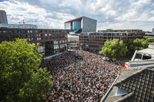 910671 Overzicht van het Vredenburgplein tijdens het verrassingsconcert van de Utrechtse band Kensington te Utrecht, ...
